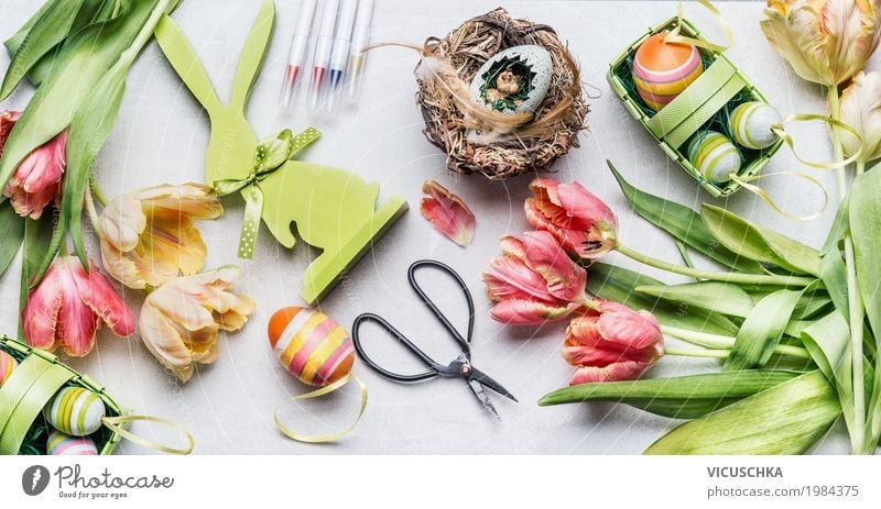 I'll do the Easter decorations. Style Design Living or residing Interior design Decoration Feasts & Celebrations Nature Spring Flower Tulip Bouquet Sign