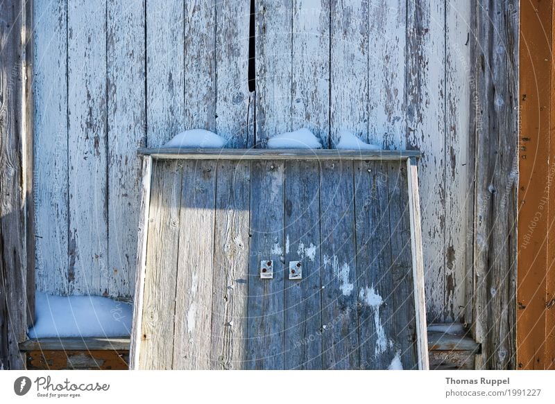Kiste lehnt an einer Holzwand Lofoten Norway March 2017 holz Tür schnee