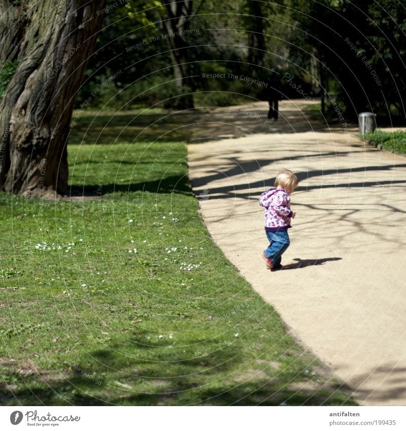 Learn to walk Playing Trip Summer Human being Child Toddler Girl Infancy 1 1 - 3 years Nature Spring Beautiful weather Tree Grass Park Meadow Duesseldorf Jeans