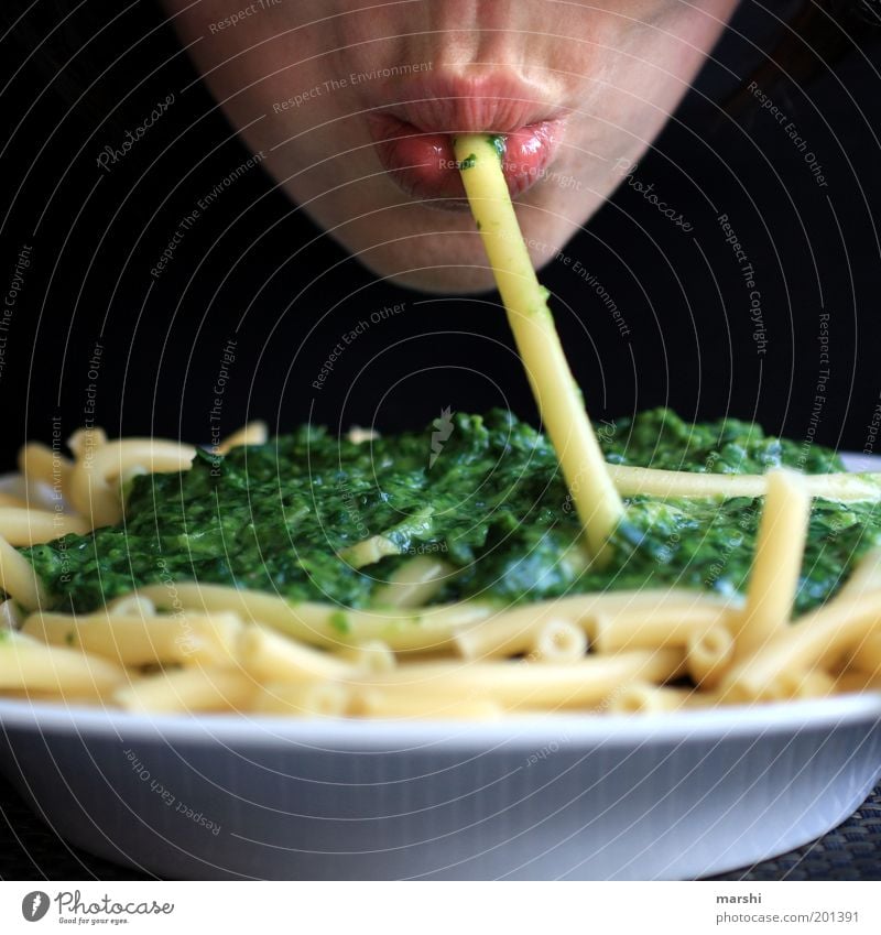 noodle schnute Food Nutrition Eating Plate Human being Masculine Feminine Mouth Lips 1 Delicious Yellow Green Appetite Spinach Carbohydrates Noodles Macaroni