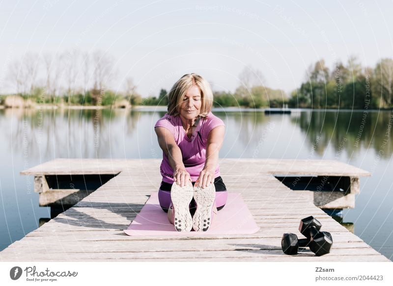 Frau mittleren Alters beim Sport am See Leisure and hobbies Sports Fitness Sports Training Woman Adults Female senior 60 years and older Senior citizen Nature