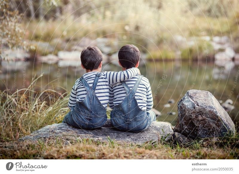 Twin brothers Lifestyle Leisure and hobbies Human being Masculine Child Toddler Brothers and sisters Family & Relations Friendship Infancy 2 3 - 8 years Pond