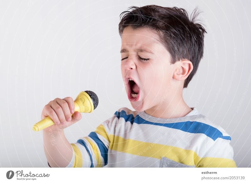 Boy singing to microphone Lifestyle Party Event Music Human being Child Toddler Boy (child) Infancy 1 3 - 8 years Artist Theatre Listen to music Singer Choir