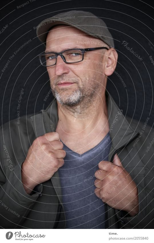 Blick in die Kamera Masculine Man Adults 1 Human being T-shirt Jacket Eyeglasses Cap Bald or shaved head Facial hair Observe To hold on Looking Esthetic Dark