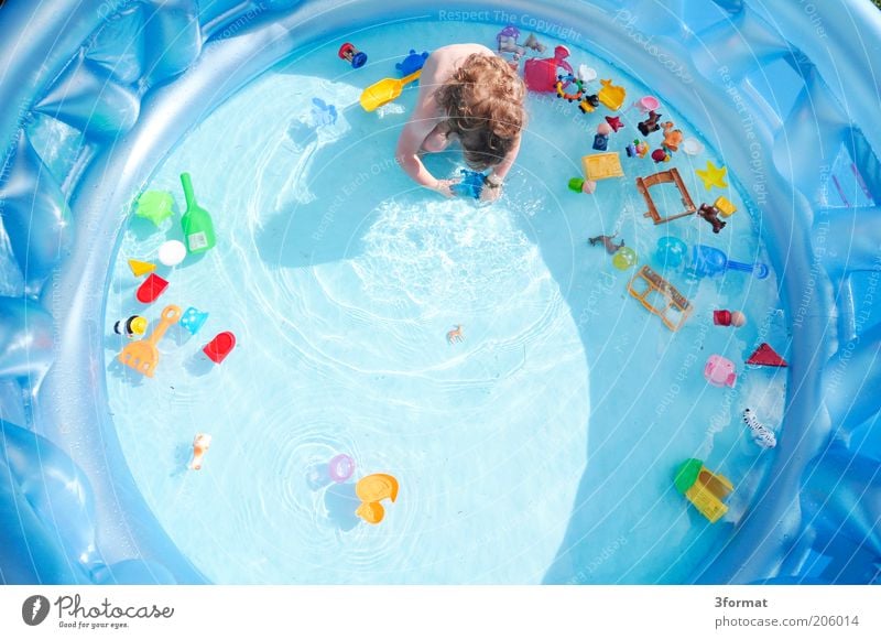 pool Children's game Toddler Hair and hairstyles 1 Human being 1 - 3 years Garden Discover Crouch Playing Wet Natural Curiosity Cute Blue Multicoloured Joy