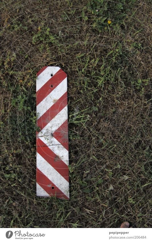 ten-barque stripes Earth Grass Meadow Transport Plastic Sign Signs and labeling Signage Warning sign Road sign Footprint Green Red White Colour photo