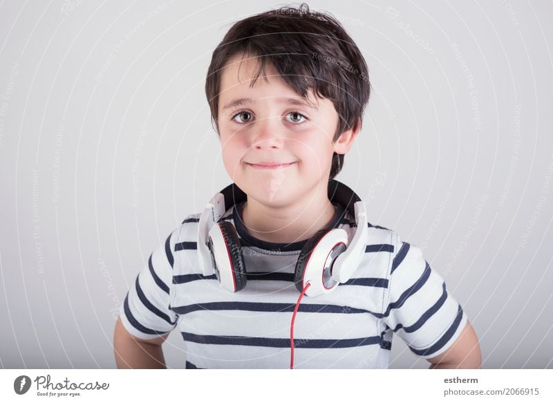 Child with headphones, listening to music Lifestyle Leisure and hobbies Party Event Music Headset MP3 player Radio (device) Human being Masculine Toddler