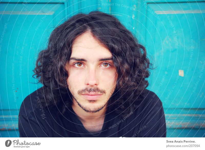 opposite. Masculine Eyes 1 Human being 18 - 30 years Youth (Young adults) Adults Door Wood T-shirt Hair and hairstyles Black-haired Long-haired Curl Wait