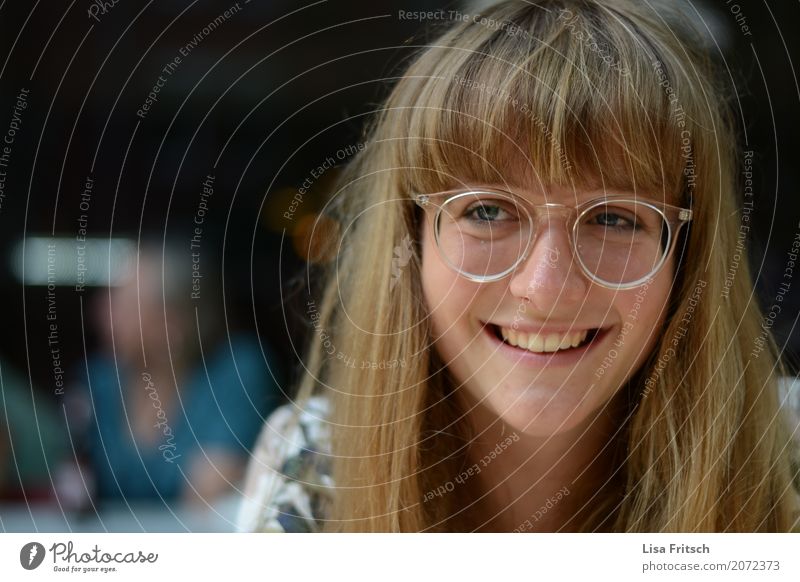 glasses - young - pony - blonde Feminine Young woman Youth (Young adults) Hair and hairstyles Face 1 Human being 18 - 30 years Adults Eyeglasses Blonde Bangs