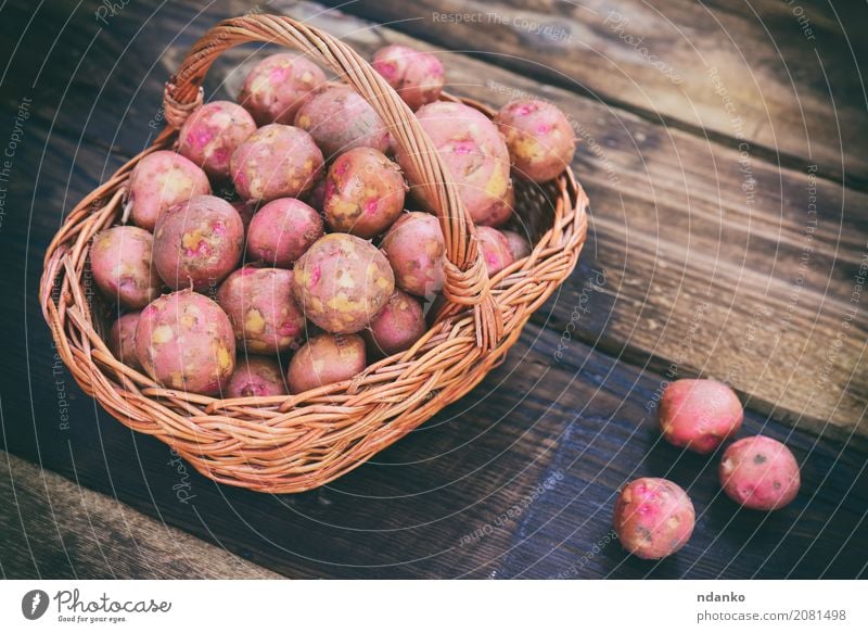 Raw potatoes Vegetable Nutrition Vegetarian diet Table Wood Fresh Natural Brown Red agriculture background Basket cooking Crops Edible food Harvest healthy