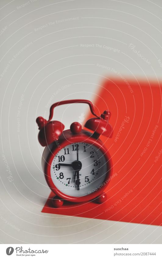 red alarm clock (2) Red Alarm clock wake-up call Sleep Wake Wake up Crash Loud Arise ring Clock Time time indication Fatigue biorhythm wake-up time Haste