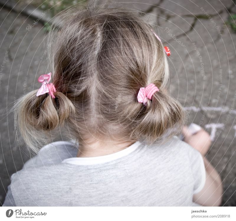 Child with chalk Toddler Girl Head Hair and hairstyles 1 Human being 3 - 8 years Infancy Draw Playing Patient Calm Concentrate Brooch Pink Chalk