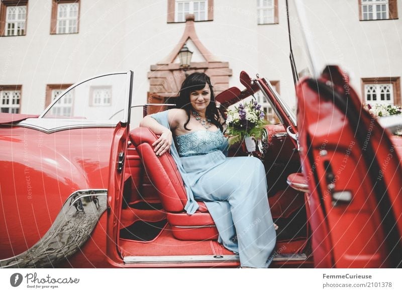 Love is in the air (72) Feminine Woman Adults 1 Human being 18 - 30 years Youth (Young adults) 30 - 45 years Happy Vintage car Red Resign Bride Wedding dress