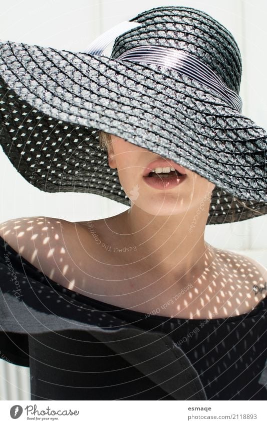 Chica con sombrero grande y sol Elegant Style Beautiful Skin Summer Sun Feminine Mouth Lips Hat Cool (slang) Modern Black woman Lipstick sombra verano
