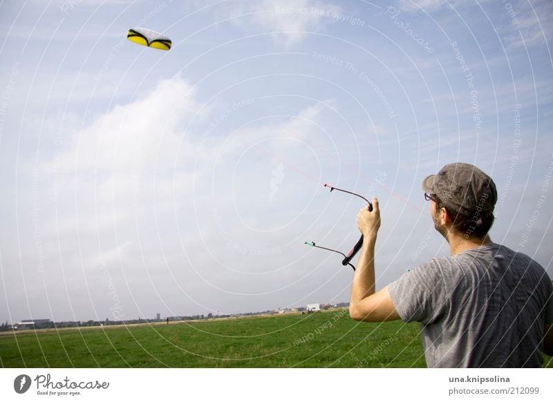 wind Leisure and hobbies Playing Kiting Kiter Hang gliding Hang glider Sports Masculine Young man Youth (Young adults) Man Adults 1 Human being 18 - 30 years