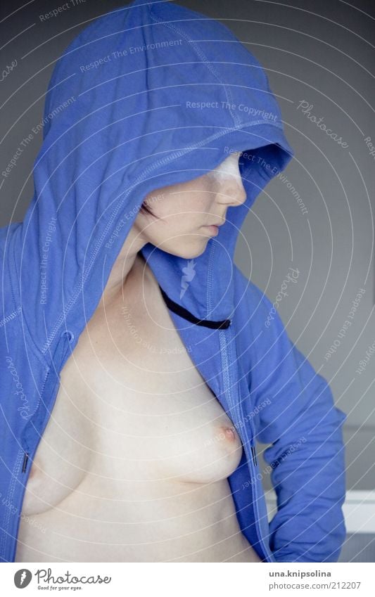 bleu Personal hygiene Body Feminine Young woman Youth (Young adults) Woman Adults 1 Human being 18 - 30 years Clothing Jacket Hooded (clothing) Blue Naked flesh