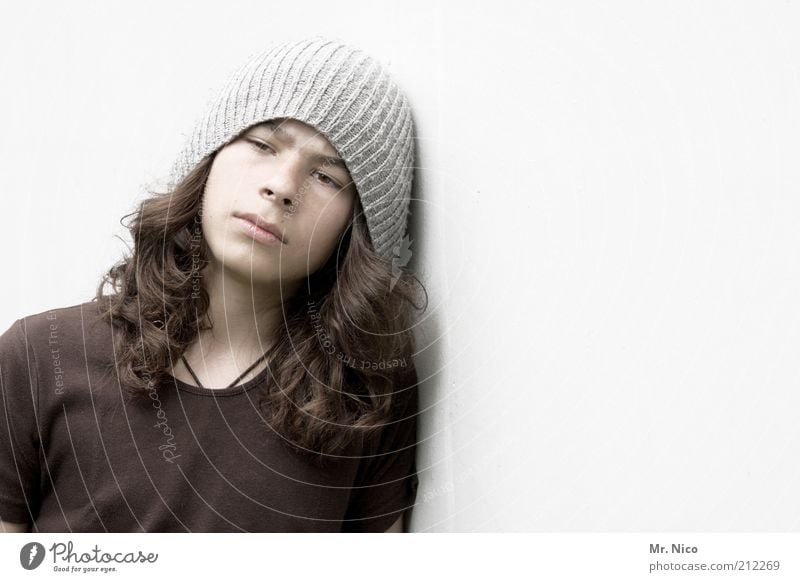 brother / son Masculine Youth (Young adults) Head Hair and hairstyles Face Cap Long-haired Cool (slang) Trust Meditative T-shirt Easygoing Curl Uniqueness Think