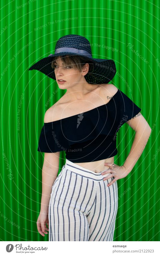 chica posando sobre fondo verde Body Summer Entertainment Party Event Human being Feminine Woman Adults 18 - 30 years Youth (Young adults) Art Fashion Clothing