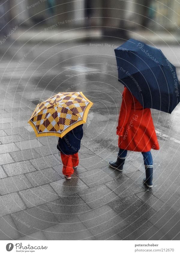 parapluie Summer Child Mother Adults Family & Relations Infancy 2 Human being 1 - 3 years Toddler Bad weather Rain Munich Downtown Deserted Tourist Attraction