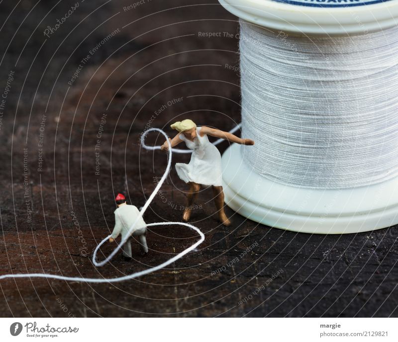 Miniworlds: emancipation Human being Masculine Feminine Woman Adults Man 2 Brown White Sewing thread Stitching Emancipation Catch Lasso Dame Capture Spool
