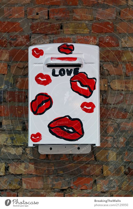 White vintage post mail box with red kissing lips Lifestyle Media industry Mail Telecommunications Metal Sign Graffiti Old Emotions Communicate Vintage Retro