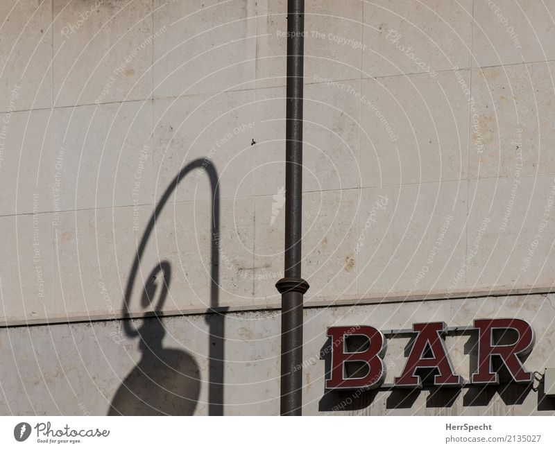 in cash Italy Downtown Wall (barrier) Wall (building) Facade Characters Brown Red Neon sign Illuminated letter Street lighting Lamp post Shadow play