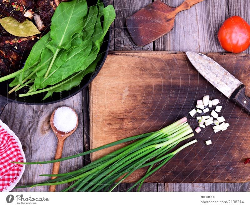 Chopped green onion Food Meat Vegetable Lettuce Salad Pan Knives Spoon Plant Wood Brown Green Onion knife Top cook salt Colour photo Close-up Deserted