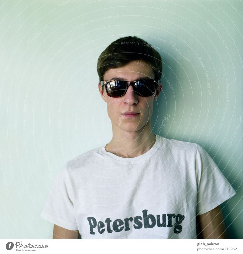 Doc #pet Human being Hair and hairstyles 1 Clothing T-shirt Sunglasses Brunette Listening Colour photo Copy Space left Day Central perspective