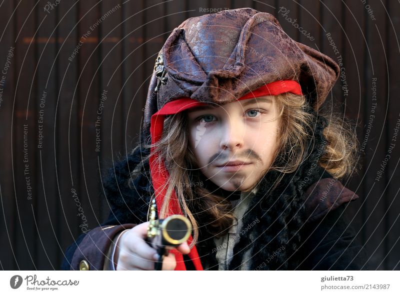 You're dead! You're dead! Carnival Child Boy (child) Infancy 1 Human being 8 - 13 years Artist Hat Headscarf Pirate costum Tricorn Long-haired Curl Facial hair