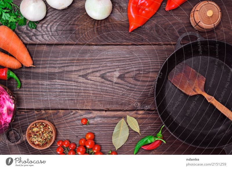 Black frying pan and fresh vegetables Food Vegetable Herbs and spices Pan Table Kitchen Wood Metal Old Fresh Red Onion Dish Meal ripe pepper Top recipe Culinary