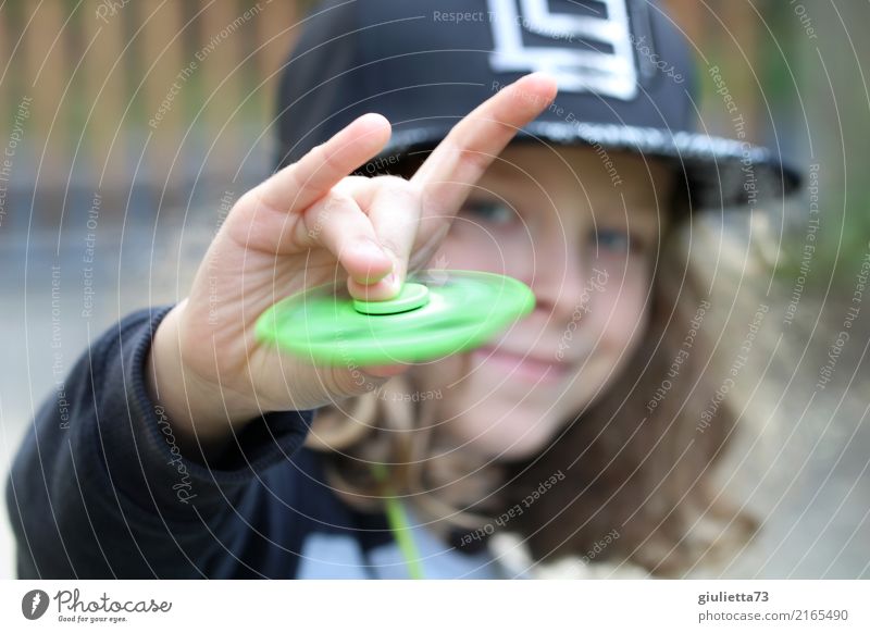 rock 'n' roll Playing Finger game fidget spinner Child Boy (child) Infancy 1 Human being 8 - 13 years Cap Baseball cap snapback Long-haired Curl Rotate Smiling