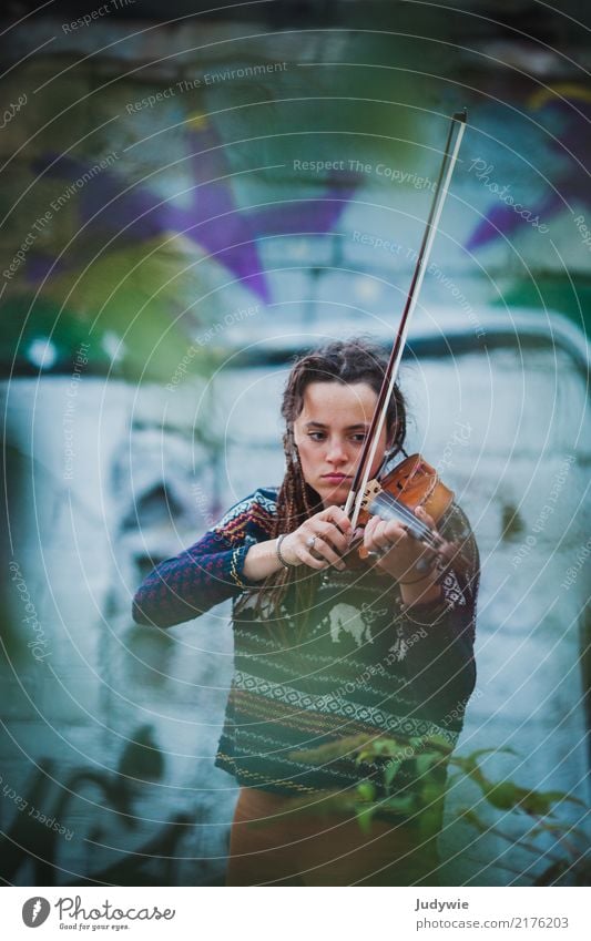 Sound in Sound | Violin and Graffiti Leisure and hobbies Playing Human being Feminine Young woman Youth (Young adults) Adults 13 - 18 years 18 - 30 years Music