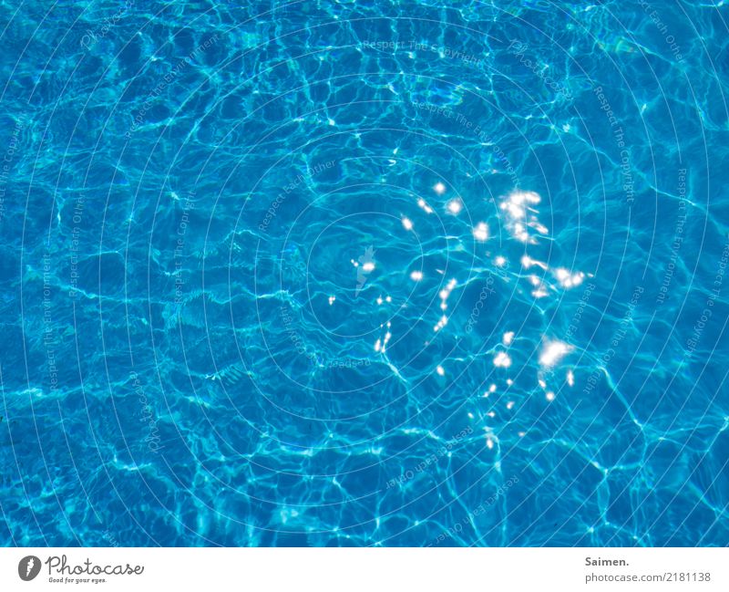 Kühles Nass Pool schwimmen nass Ferien blau Swimmingpool baden Badespass sommerferien glitzern