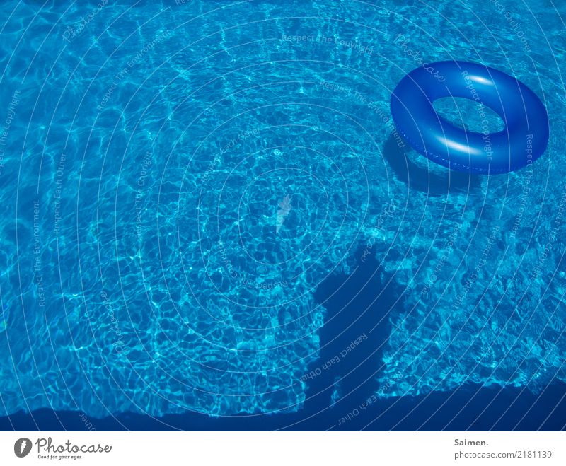 Schatten im Blau Wasser nass Schwimmring Schwimmreifen Pool schwimmen Urlaub Ferien Spass