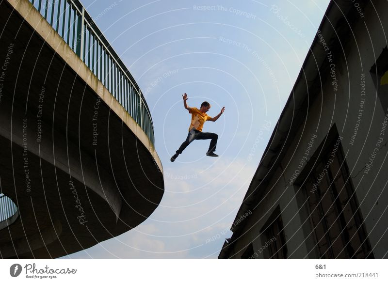 jump Leisure and hobbies Sports Sportsperson Parkour Human being Masculine Young man Youth (Young adults) Man Adults 1 House (Residential Structure) Roof Flying