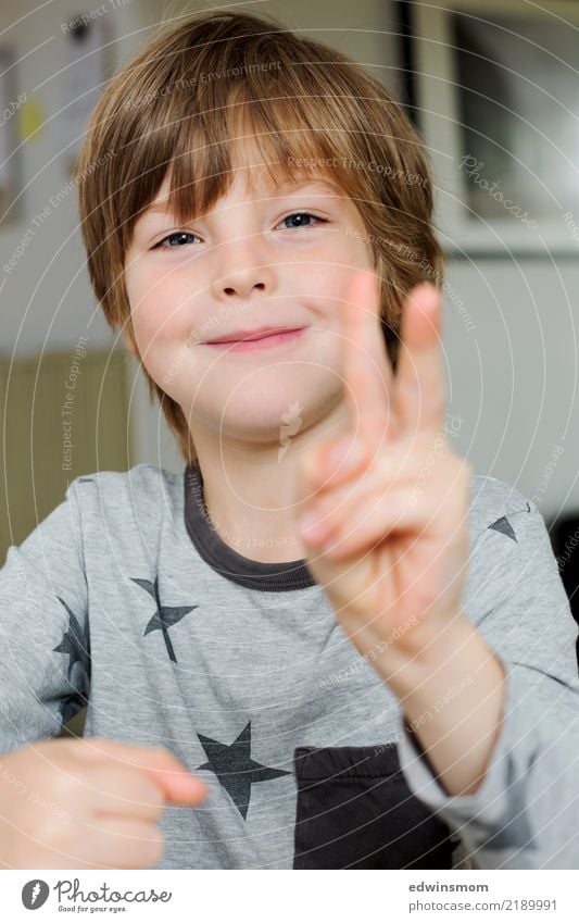Hello and Peace Masculine Child Boy (child) Infancy Face 1 Human being 3 - 8 years Blonde Short-haired Observe Smiling Make Looking Cool (slang) Happiness Small