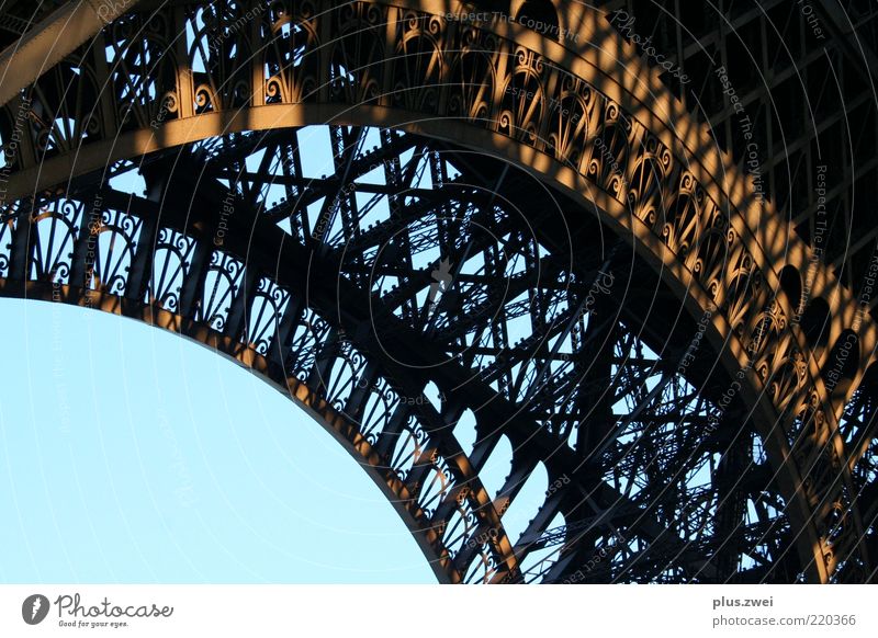 la tour eiffel Tower Tourist Attraction Eiffel Tower Famousness Beautiful Esthetic Exterior shot Structures and shapes Deserted Day Section of image Detail