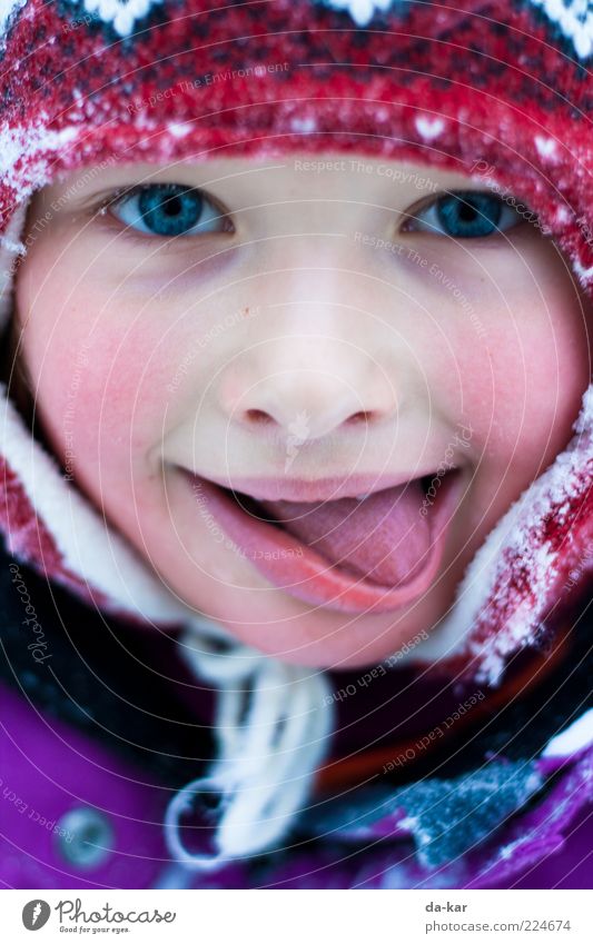 Winter tastes like this Human being Child Girl Infancy Face Tongue 1 3 - 8 years Cap Freeze Cold Multicoloured Joie de vivre (Vitality) Colour photo