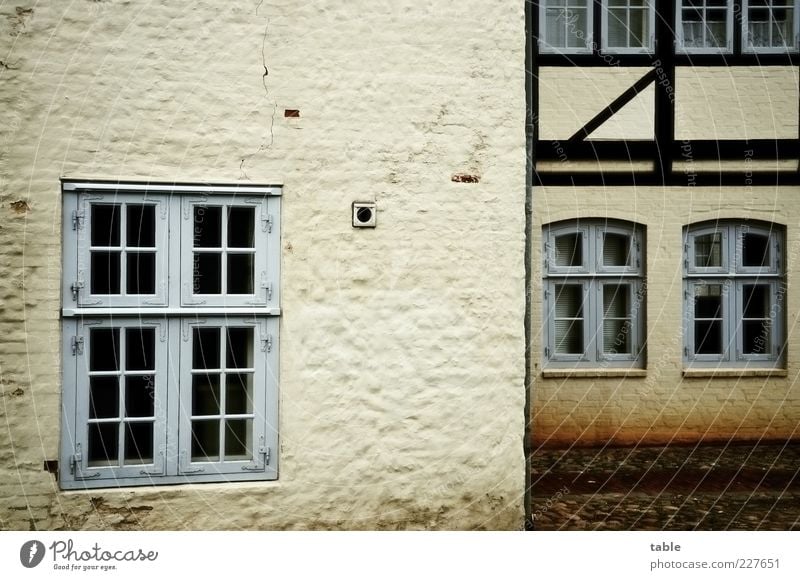 séparée House (Residential Structure) Small Town Old town Deserted Building Architecture Wall (barrier) Wall (building) Facade Window Half-timbered facade Stone