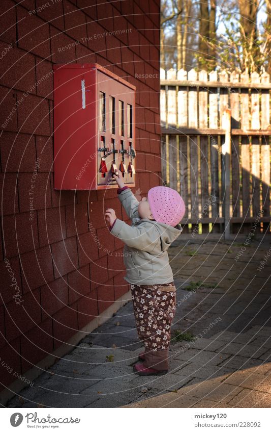 First contact with chewing gum machine Candy Joy Playing Study Human being Toddler Girl Infancy 1 1 - 3 years Autumn Wall (barrier) Wall (building) Pants