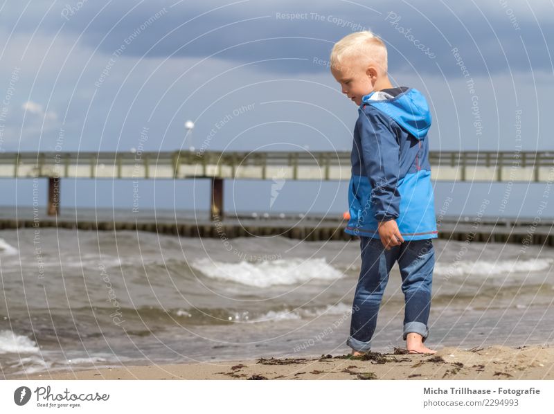 child by the sea Vacation & Travel Tourism Sun Beach Ocean Waves Human being Masculine Child Boy (child) Infancy Head Hair and hairstyles Face 1 3 - 8 years