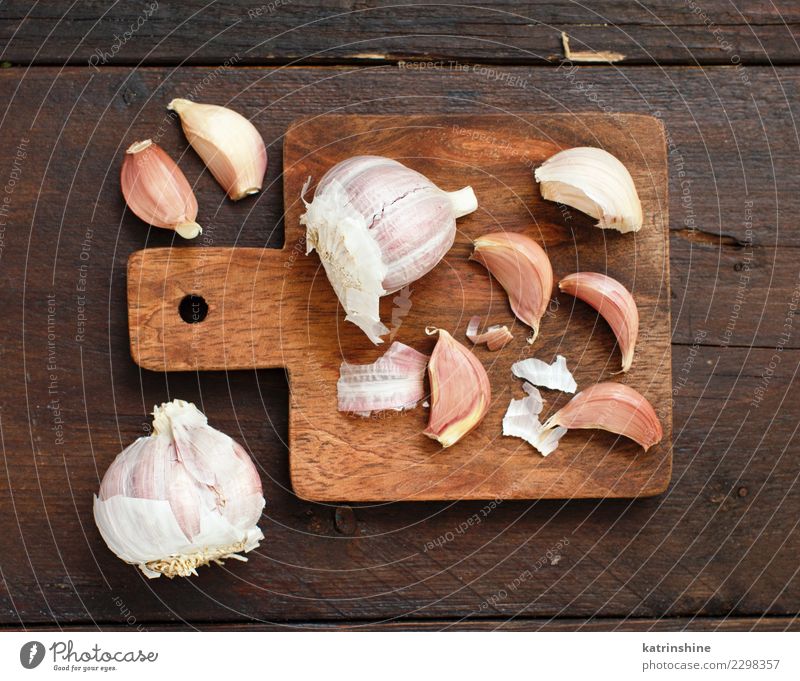 Organic garlic on a wooden table top view Vegetable Herbs and spices Vegetarian diet Table Old Fresh Brown White Decline bulb Clove food Garlic health healthy
