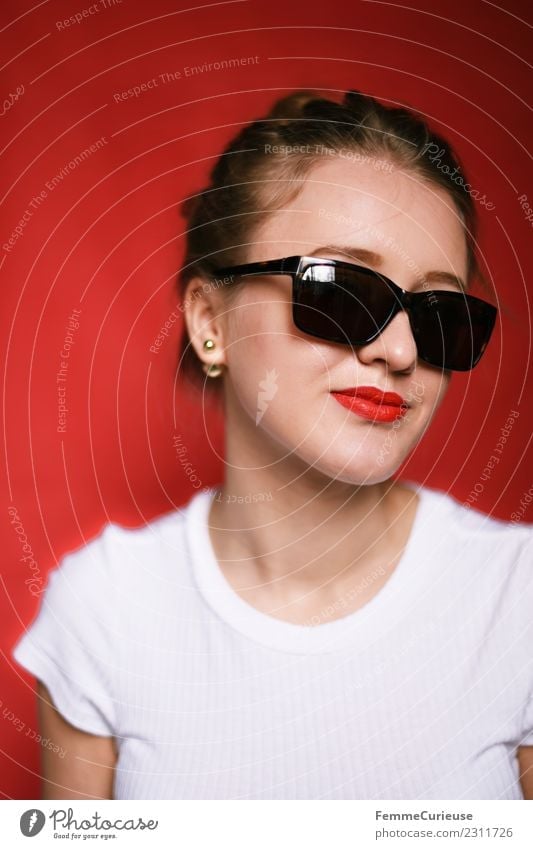 Portrait of a young blonde woman with sunglasses Lifestyle Style Feminine Young woman Youth (Young adults) Woman Adults 1 Human being 18 - 30 years Identity