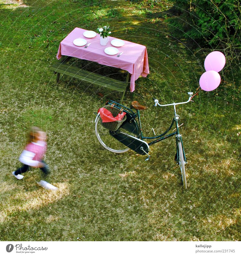 time-out Lifestyle Style Leisure and hobbies Playing Summer Garden Table Bicycle Human being Girl 1 8 - 13 years Child Infancy Plant Meadow Balloon Bouquet