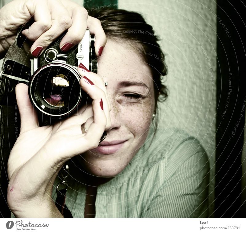 Say shoot! Camera Feminine Young woman Youth (Young adults) Head Hand Freckles Brunette Fingernail 1 Human being Smiling Discover Accuracy Take a photo