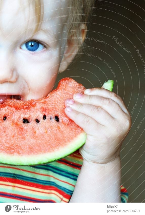 Melon & blue eyes Food Fruit Nutrition Organic produce Vegetarian diet Human being Child Toddler Boy (child) Infancy Eyes 1 1 - 3 years Eating Delicious Wet
