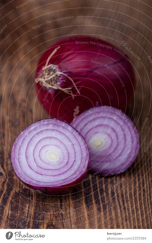 Onion on dark wood Food Vegetable Herbs and spices Nutrition Organic produce Vegetarian diet Diet Nature Plant Wood Dark Fresh Small Brown Violet White Honest