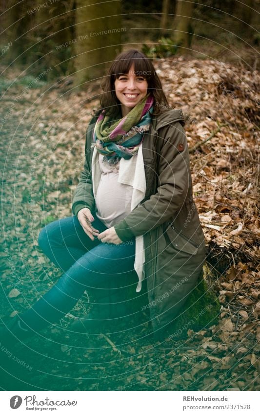 Julia: Young woman sits pregnant in the woods. Lifestyle Leisure and hobbies Human being Feminine Youth (Young adults) Woman Adults 1 18 - 30 years Environment