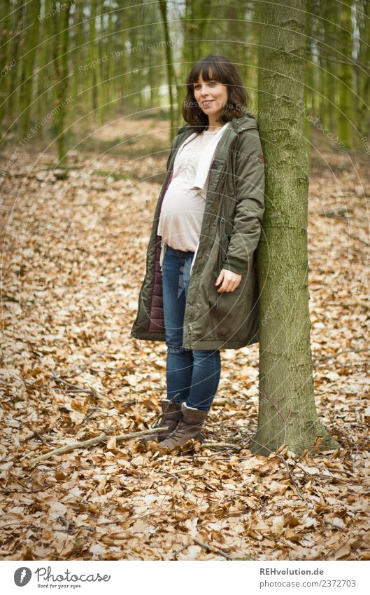 Julia's pregnant in the woods. Lifestyle Style Leisure and hobbies Human being Feminine Young woman Youth (Young adults) Woman Adults Family & Relations 1