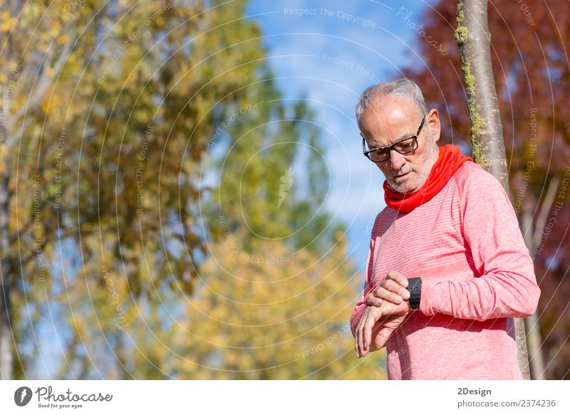 Portrait of a senior man using a smart watch. Lifestyle Relaxation Leisure and hobbies Sports Track and Field Sportsperson Jogging Work and employment Screen